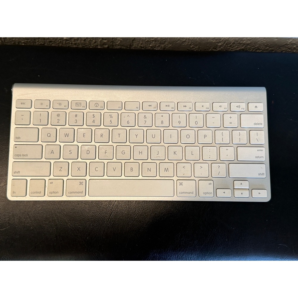 Apple Wireless Bluetooth Keyboard A1255 Silver Aluminum‎ Compact Mac Peripheral